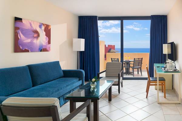 Innenansicht der Suite im H10 Tindaya Hotel mit Blick auf das Meer.