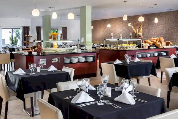 Restaurant im Melia Tortuga Beach Hotel mit gedeckten Tischen und Buffets.