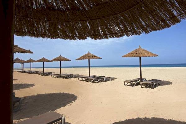 Strand des Melia Tortuga Beach Hotels mit Sonnenliegen und Sonnenhuten