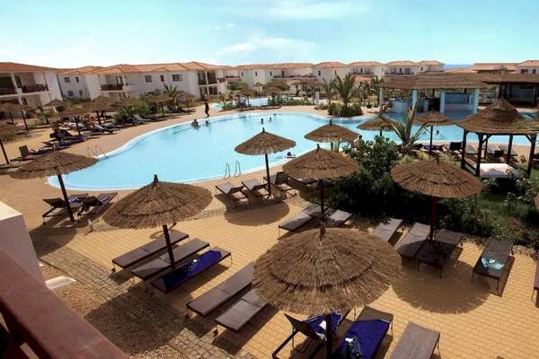 Luftaufnahme des Melia Tortuga Beach Resorts mit Swimmingpool und Sonnenliegen.