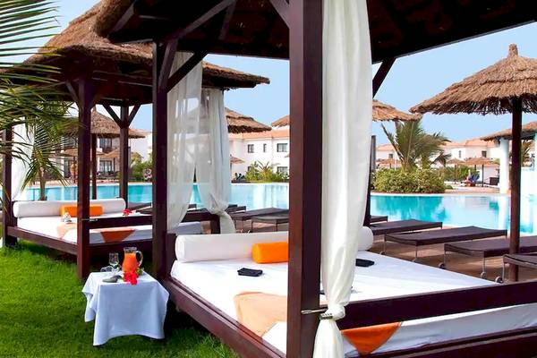 Außenbereich des Melia Tortuga Beach Hotels mit Loungebetten am Pool