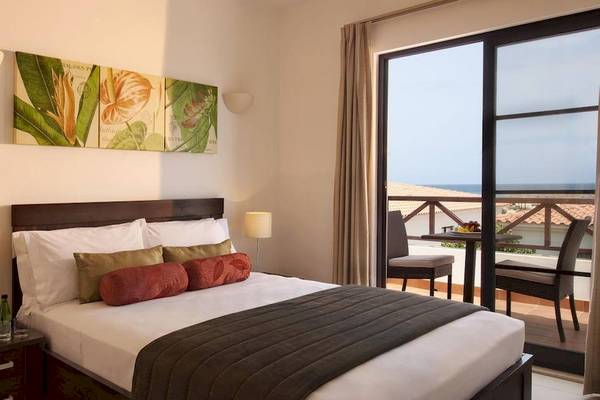 Ein Hotelzimmer im Melia Tortuga Beach Hotel mit Blick auf die Terrasse und den Ozean.