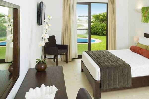 Schlafzimmer im Melia Tortuga Beach Hotel mit Blick auf den Pool.