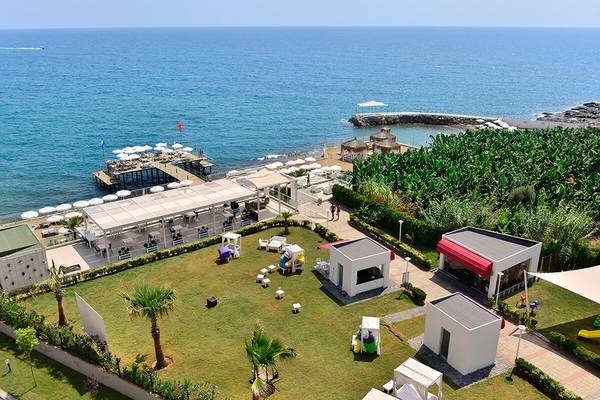 Luftaufnahme des White City Resorts mit Außenbereich, Terrasse, Pool und Blick auf das Meer.