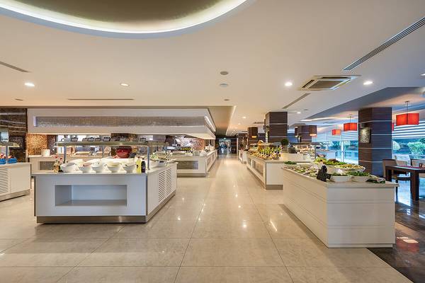 Buffet-Halle im White City Resort mit verschiedenen Essensstationen.