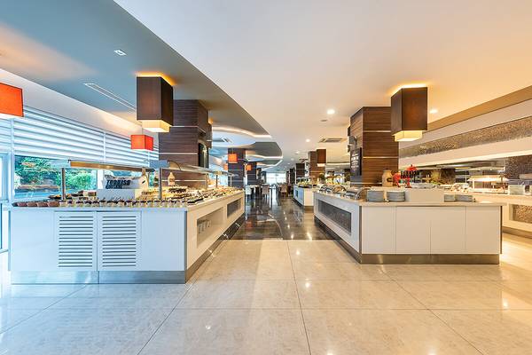 Foto von einem Speisesaal im White City Resort mit langen Buffets und moderner Einrichtung.