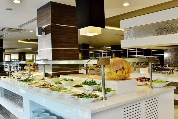 Buffettisch im White City Resort mit verschiedenen Salaten und Gerichten.