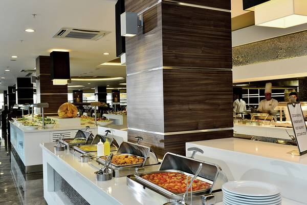 Buffet im Restaurant des White City Resorts mit verschiedenen Speisen in silbernen Schalen.