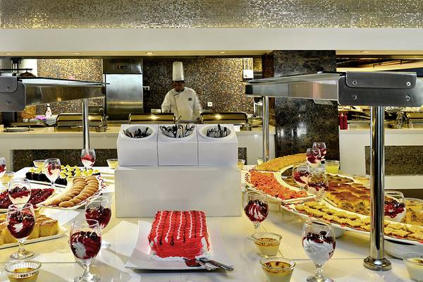 Buffettisch im White City Resort mit verschiedenen Desserts und Getränken.
