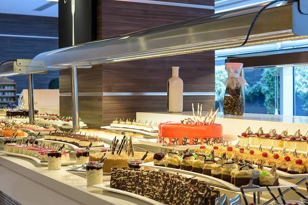 Buffet im White City Resort mit einer Vielzahl von Süßigkeiten und Desserts.