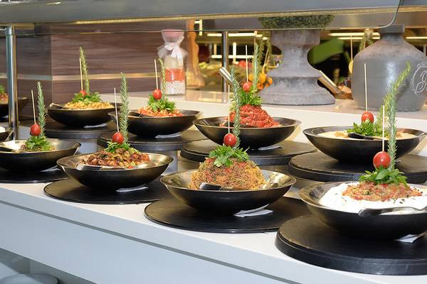 Buffet mit verschiedenen Gerichten im White City Resort.
