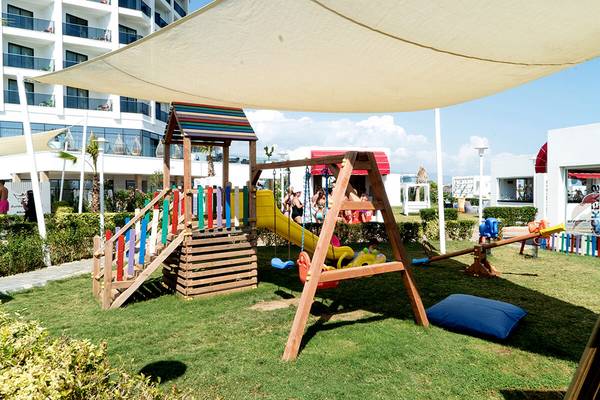 Spielplatz im White City Resort mit Rutsche, Schaukel und Sonnensegel