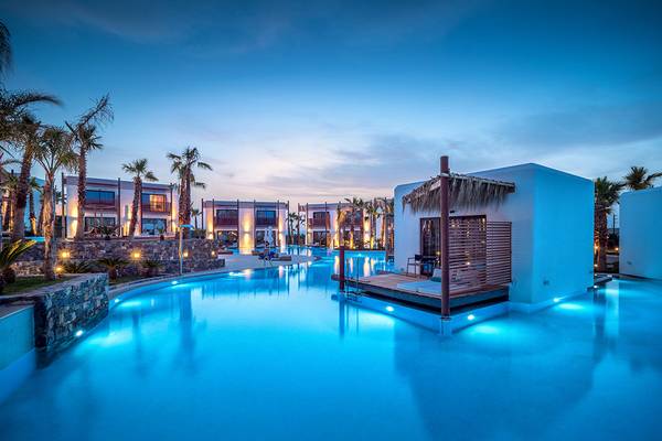 Nachtansicht des beleuchteten Pools im Stella Island Luxury Resort & Spa.