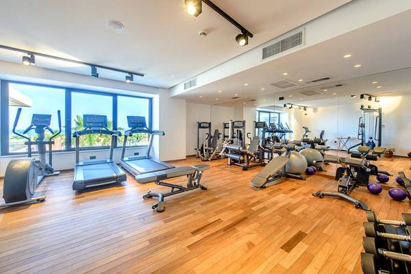 Fitnesscenter im Stella Island Luxury Resort & Spa mit diversen Trainingsgeräten.
