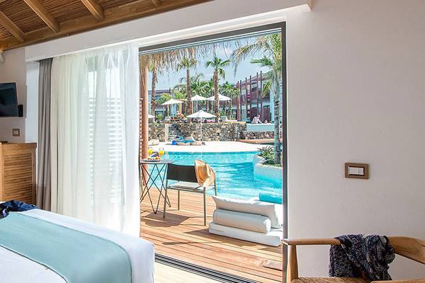 Hotelzimmer im Stella Island Luxury Resort & Spa mit Blick auf den Pool