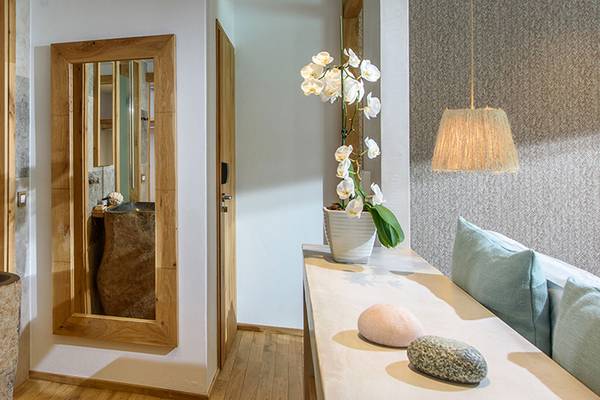 Interieurdesign des Stella Island Luxury Resort & Spa mit Naturmaterialien und modernen Elementen.