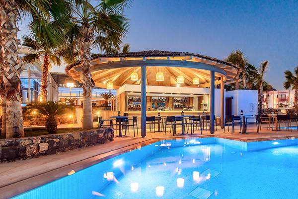 Stella Island Luxury Resort & Spa mit Pool und Terrasse am Abend