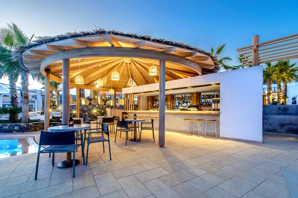 Barbereich neben dem Pool im Stella Island Luxury Resort & Spa