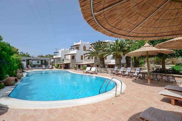 Ein Pool mit Sonnenschirmen bei der Villa Romantica