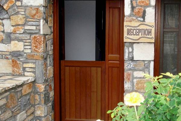 Eingang zur Villa Romantica mit einer offenen Tür und einem Schild, das Rezeption anzeigt.