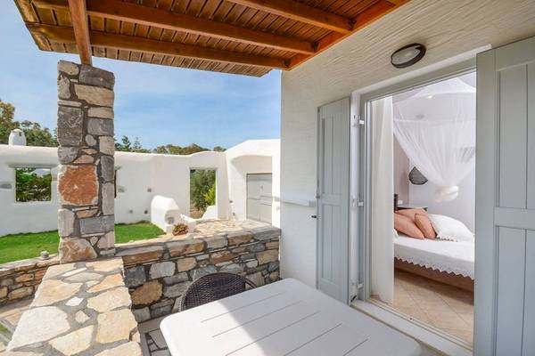 Außenbereich des Hotels Villa Romantica mit einer Terrasse, einem Sofa und einem Bett.