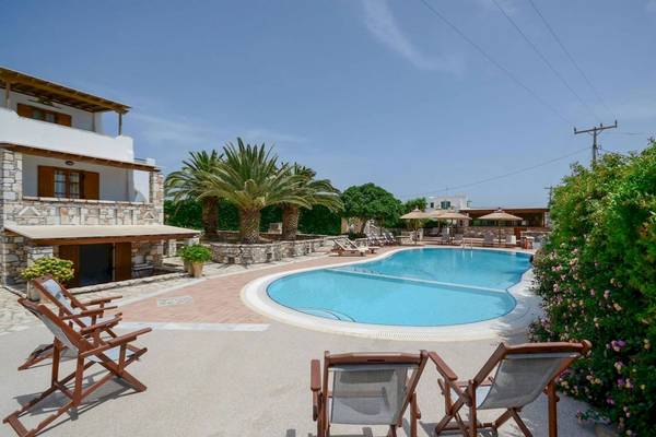 Außenbereich der Villa Romantica mit Swimmingpool und Liegen.