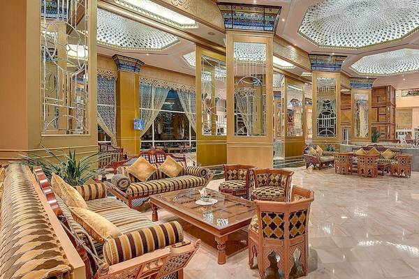 Lobby des Crowne Plaza Resort Salalah mit Möbeln und Pflanzen.