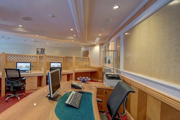 Arbeitsplatz im Crowne Plaza Resort Salalah mit Computern und Druckern.