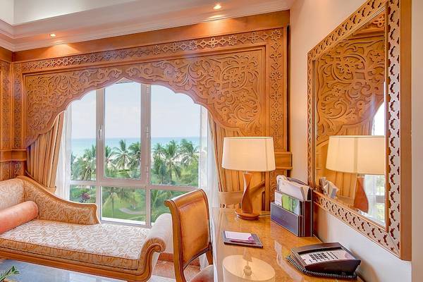 Innenansicht der Suite im Crowne Plaza Resort Salalah mit Blick auf das Meer.