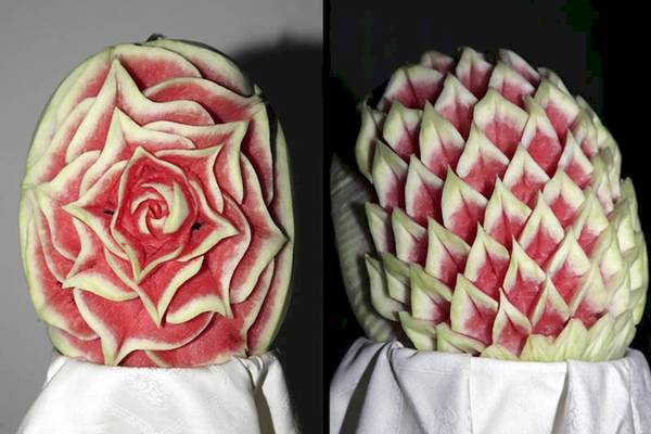 Zwei Ansichten eines kunstvollen Wassermelonen-Schnitzwerks, das eine Rose und eine Ananas darstellt.