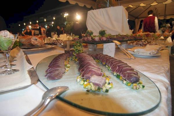 Buffettisch im Sierra Silvana Hotel mit verschiedenen Gerichten und Dekoration.