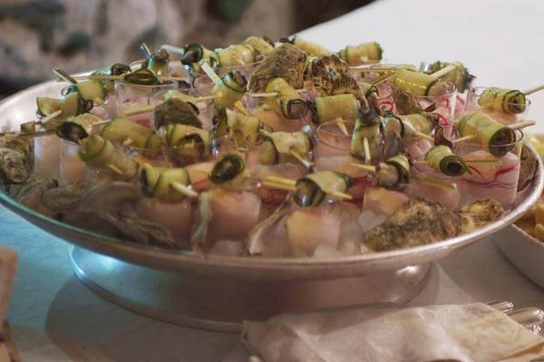 Buffet mit verschiedenen Vorspeisen im Hotel Sierra Silvana, einschließlich Austern und gerolltem Gemüse.