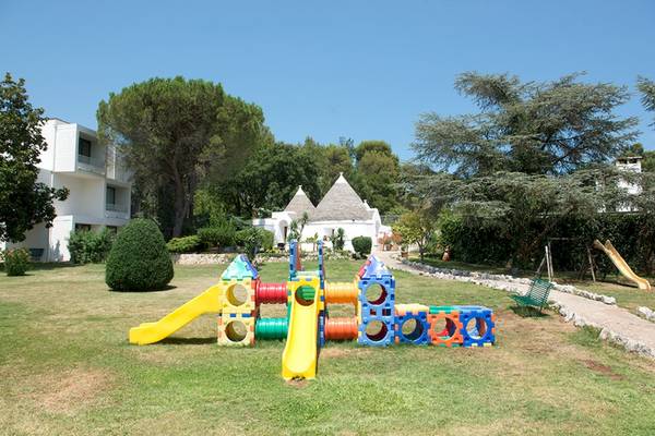 Kinderspielplatz im Hotel Sierra Silvana mit bunten Spielgeräten und einem gelben Rutschen