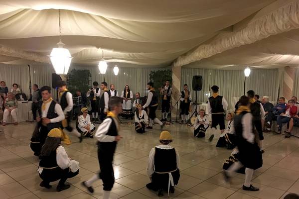 Gruppe von Tänzern im Sierra Silvana Hotel, einige spielen Instrumente, andere tanzen.