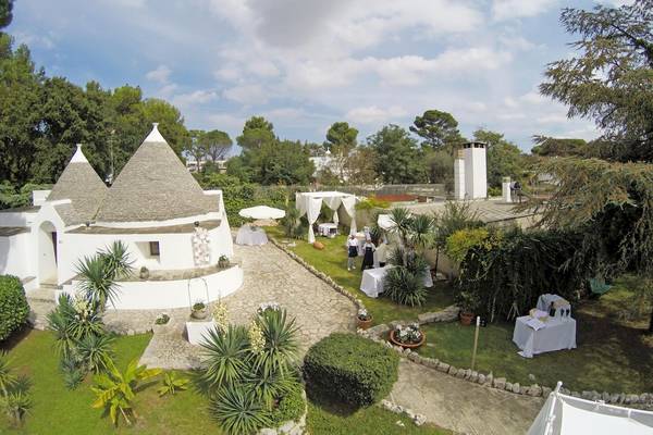 Luftaufnahme des Sierra Silvana Hotels mit Garten und Hochzeitsfeier