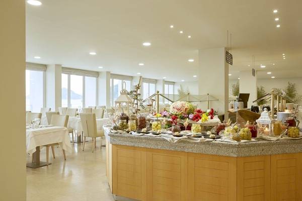 Buffetbereich im Alkyna Lifestyle Beach Resort mit reichhaltigen Gerichten und Blumendekoration.