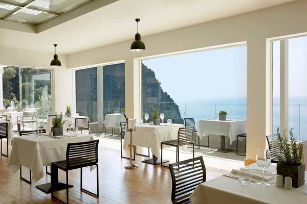 Innenansicht des Restaurants im Alkyna Lifestyle Beach Resort mit Blick auf das Meer.