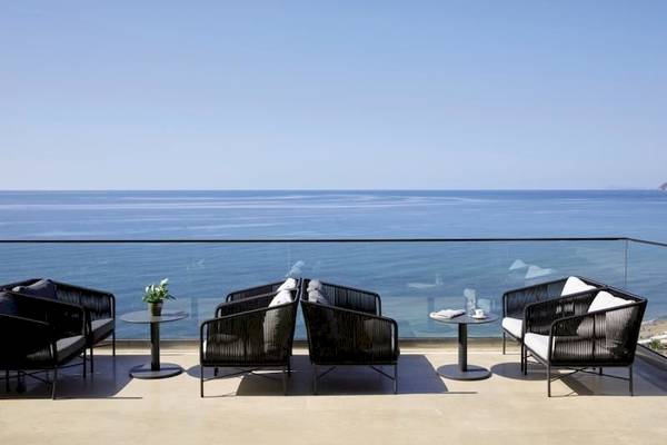Balkon mit Blick auf das Meer im Alkyna Lifestyle Beach Resort mit modernen Möbeln und Pflanzen.