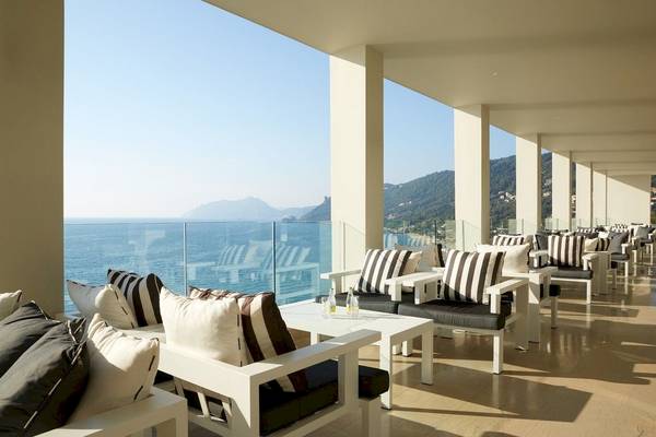 Lounge-Bereich des Alkyna Lifestyle Beach Resort mit Blick auf das Meer.