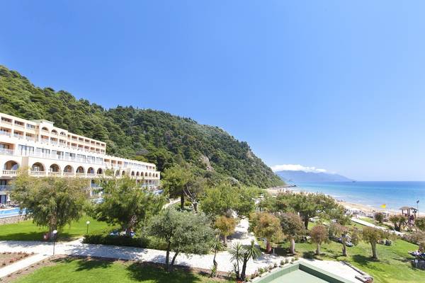 Außenansicht des Domes of Corfu, Autograph Collection Hotel mit Blick auf den Strand und das Meer.