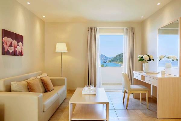 Zimmer im Alkyna Lifestyle Beach Resort mit Blick auf das Meer und Berge.