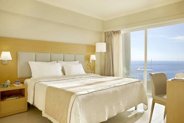 Hotelzimmer im Alkyna Lifestyle Beach Resort mit Meerblick und großer Terrasse.