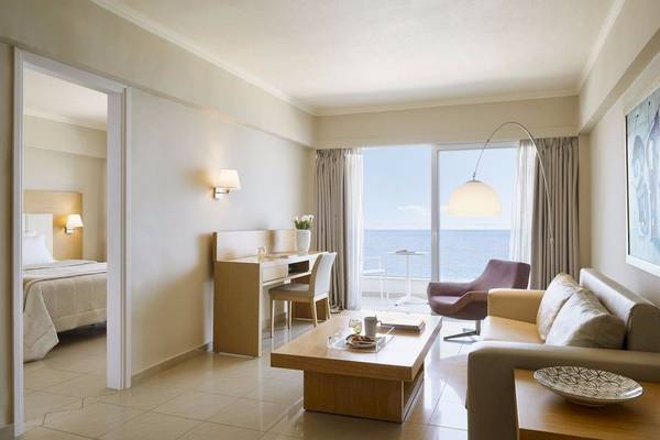 Innenansicht eines Zimmers im Alkyna Lifestyle Beach Resort mit Blick auf das Meer.