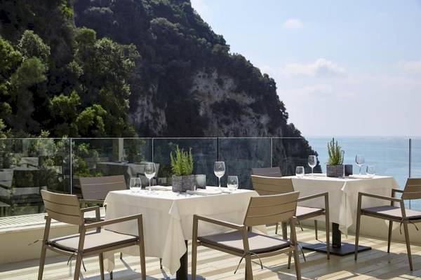Terrasse im Alkyna Lifestyle Beach Resort mit Blick auf das Meer und einen Felsen