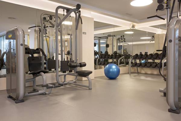 Fitnessstudio im Hipotels Hipocampo Palace mit modernen Geräten und blauem Medizinball.