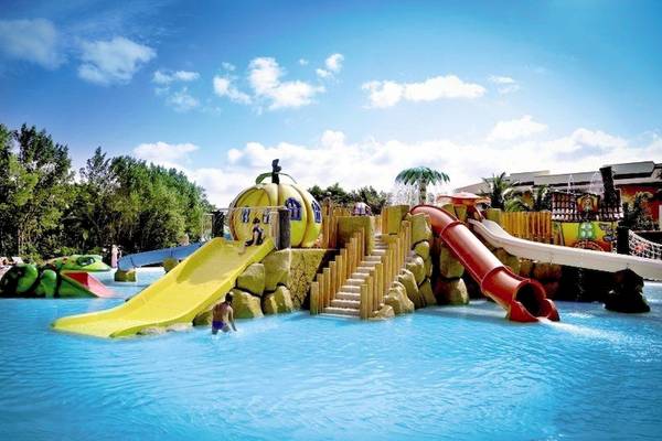 Wasserpark im Bahia Principe Grand Bavaro Hotel mit Rutschen und Spielbereich
