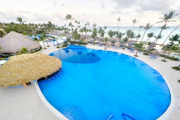 Luftaufnahme des Bahia Principe Grand Bavaro Pools mit karibischem Meer im Hintergrund