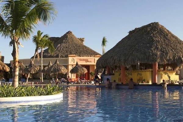Schwimmbad im Bahia Principe Grand Bavaro Hotel mit Bar und Sonnenschirmen