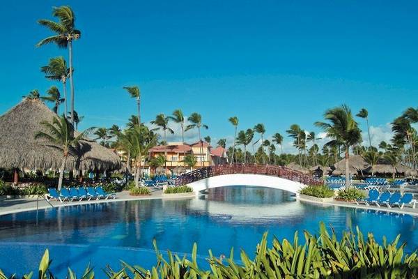 Pool des Bahia Principe Grand Bavaro Hotels mit Liegen und Palmen