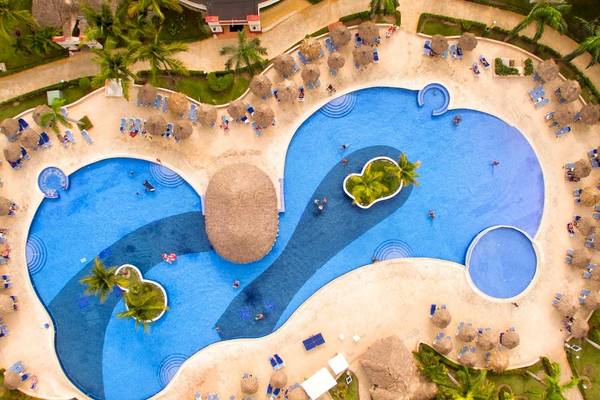 Luftaufnahme des Pools im Bahia Principe Grand Bavaro Hotel mit Herzform und Sonnenschirmen
